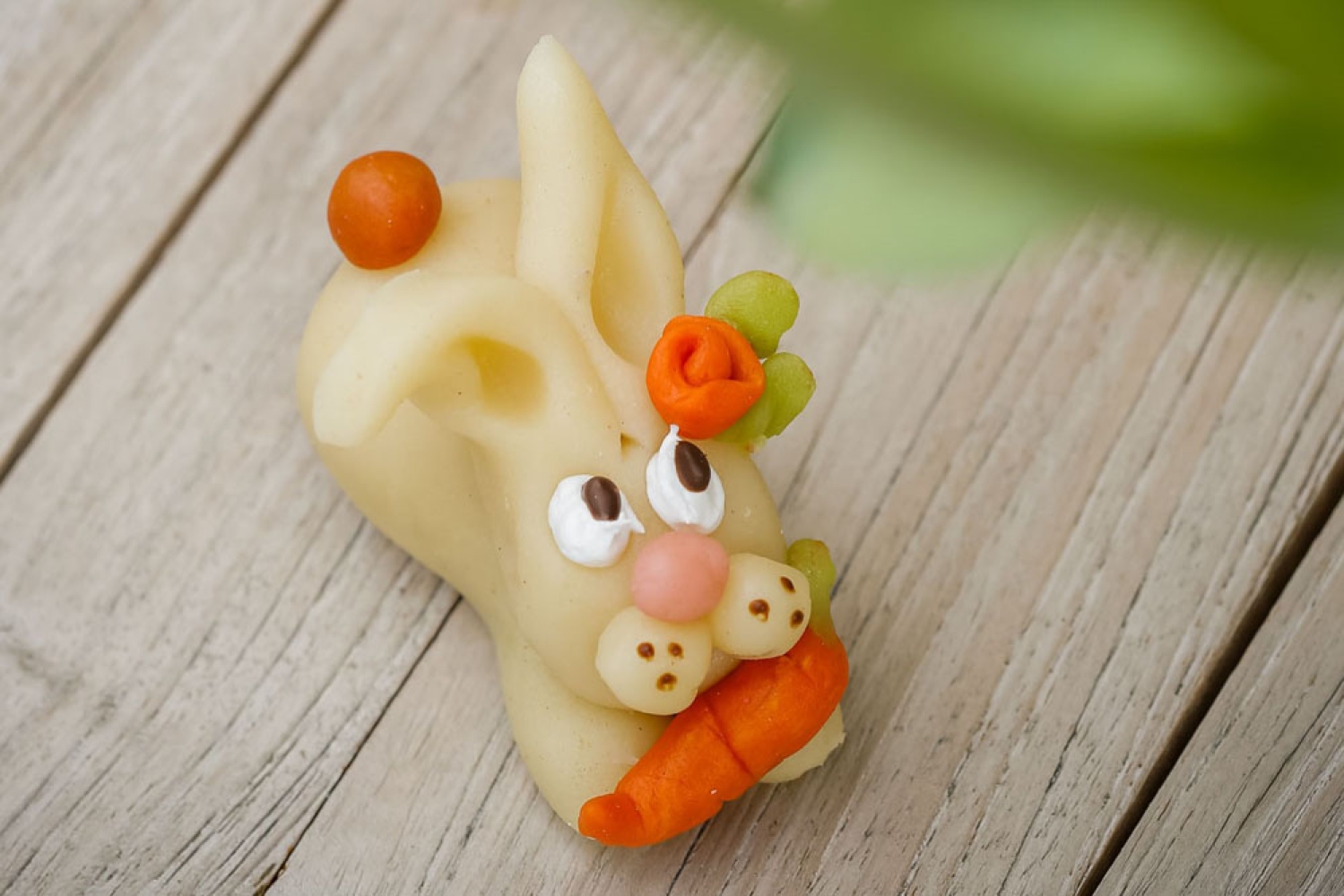 Ostermarzipanhase liegend