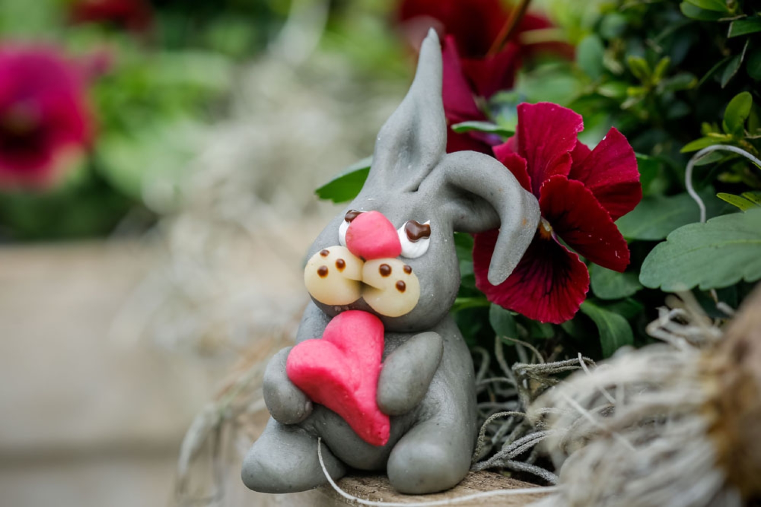 Ostermarzipanhase sitzend