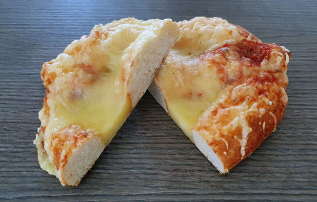 Pizzabrezel - Laugenbrezel mit Tomatensauce, Käse und Oregano